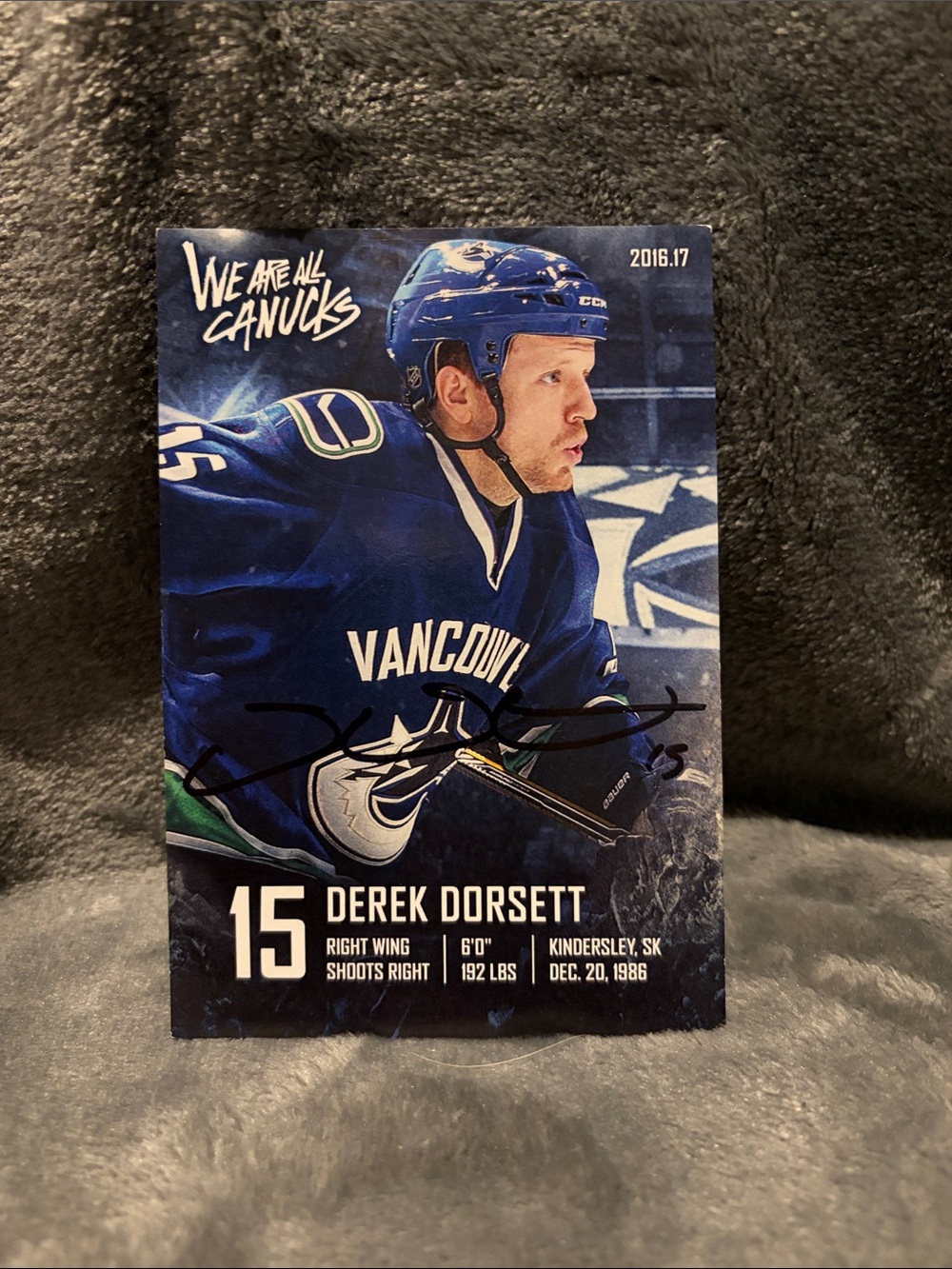 Vancouver Canucks Derek Dorsett #15 Autographed fan appreciation Card -